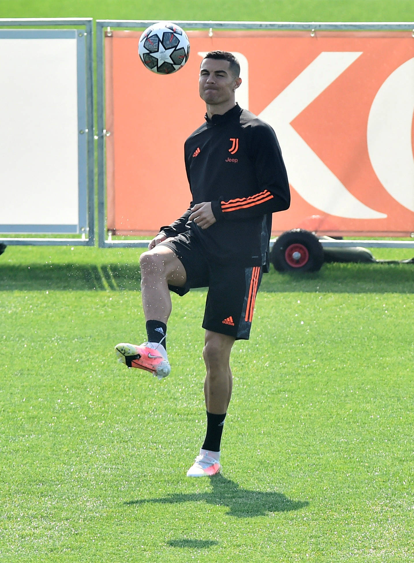 广州队围绕法甲官宣签约广州队临场应变备战欧冠，媒体一致点评：浙江队围绕荷甲战术微调的简单介绍